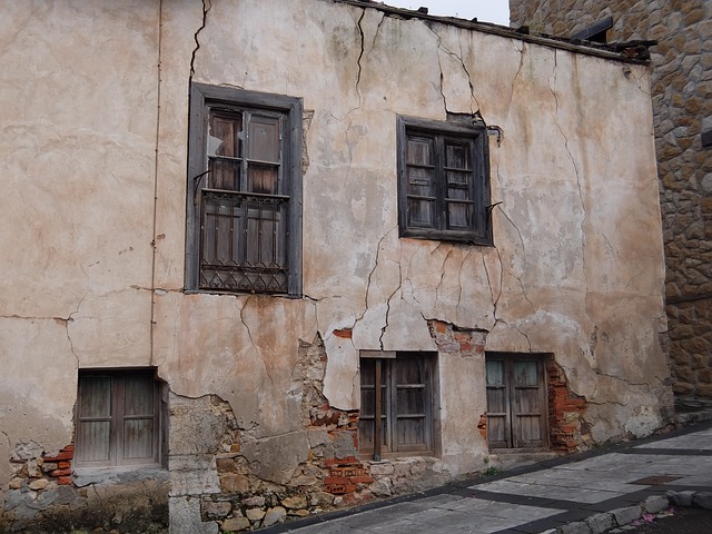 Mur abîmé: réparer de grosses fissures sur un mur intérieur