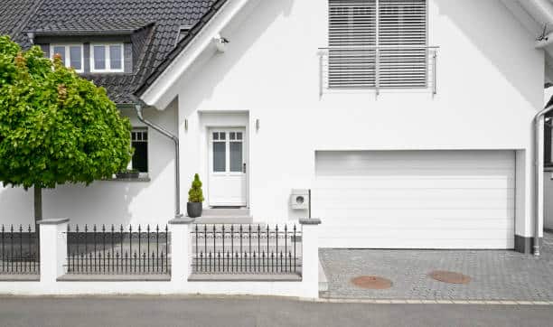 Maison moderne avec un grand garage