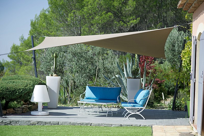 Comment installer une voile d'ombrage sur sa terrasse ? - Espace Ombrage